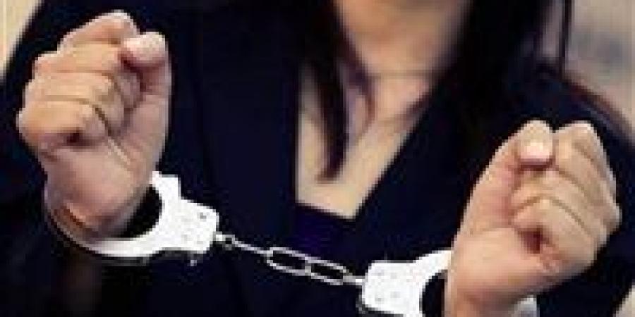 ادعاء
      يتحول
      إلى
      دليل
      إدانة..
      ضبط
      سيدة
      بمخدرات
      أثناء
      زيارة
      نجلها