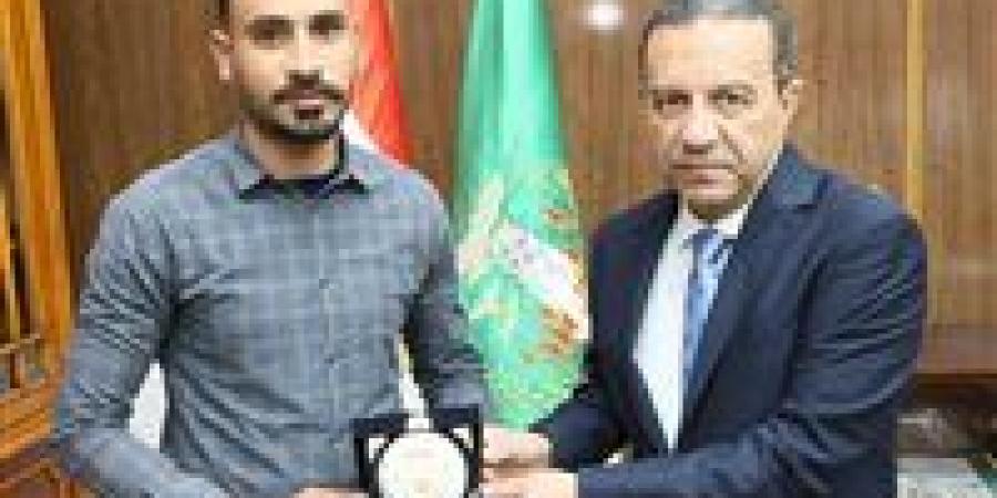 بعد
      موقفه
      البطولي..
      محافظ
      المنوفية
      يكرم
      "أحمد
      البرماوي"
      ويهديه
      درع
      المحافظة
      ومكافأة
      مالية
      تقديرًا
      لشجاعته