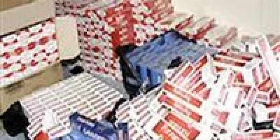 السوق
      السوداء
      تحت
      الحصار..
      ضبط
      12
      ألف
      علبة
      سجائر
      مهربة
      بمطروح