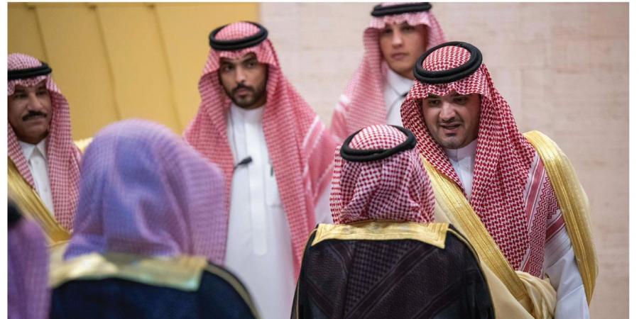 وزير الداخلية يلتقي متقاعدي الوزارة ويشيد بعطائهم وخبراتهم الوطنية