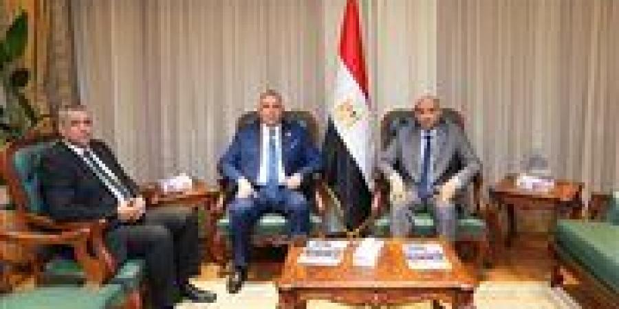 وزير
      العمل
      يبحث
      مع
      نقيب
      المحامين
      قانون
      العمل
      الجديد
      وتطوير
      بيئة
      العمل