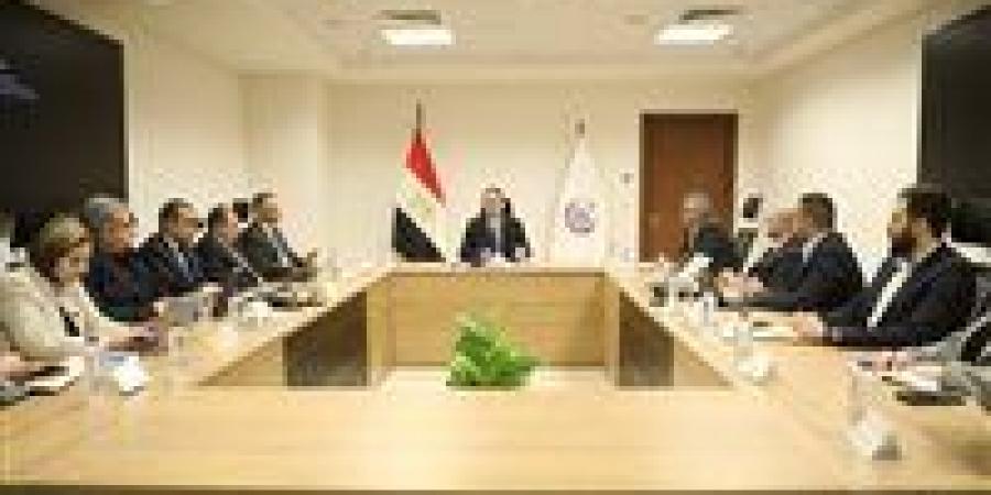 نائب
      وزير
      الصحة
      يناقش
      مقترح
      «أورانج»
      لتعزيز
      التحول
      الرقمي
      وتطوير
      الخدمات
      التكنولوجية
      بالوزارة