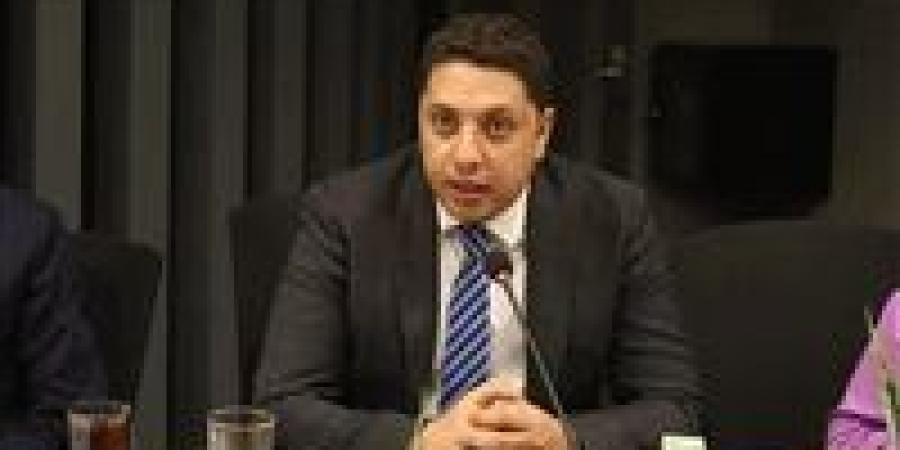 أحمد
      محسن
      قاسم:
      قانون
      الأسرة
      يحتاج
      مراجعة
      لفلسفته
      التشريعية
      قبل
      نصوصه..
      وتوسيع
      دور
      محاكم
      ونيابات
      الأسرة
      ضرورة
      عاجلة