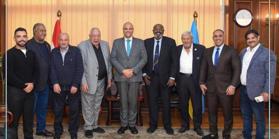 محافظ
      الإسكندرية
      يستقبل
      عادل
      فهيم
      لإعلان
      عن
      بطولة
      إفريقيا
      للياقة
      البدنية