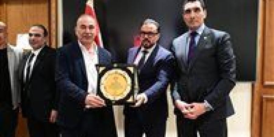 رئيس
      لجنة
      الشباب
      والرياضة
      يكشف
      كواليس
      اجتماع
      حسام
      وأبو
      ريدة
      لدعم
      المنتخب