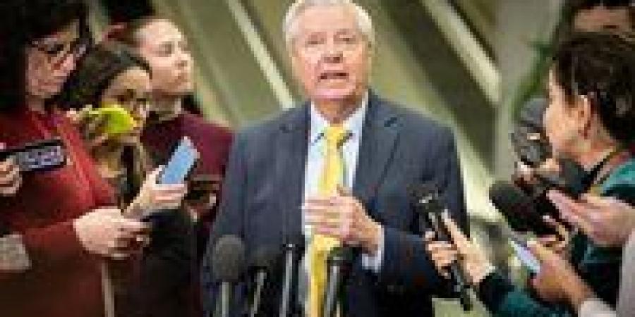 جراهام:
      الحصار
      الأمريكي
      على
      السفن
      الإيرانية
      قد
      يصبح
      "عالمياً"
      قريباً