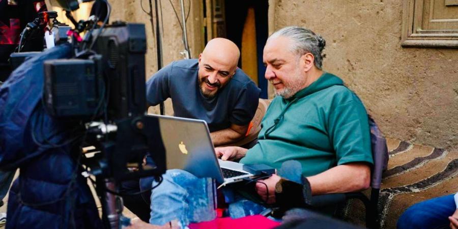 مجدي
      الهواري
      مع
      المخرج
      أحمد
      نادر
      جلال
      في
      كواليس
      جديدة
      لـ
      حدوتة
      مالم
      يحكى
      عن
      بني
      مزار