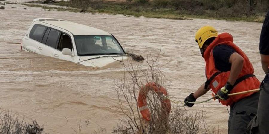 الدفاع المدني بالقصيم ينقذ محتجزين في سيل ويضبط قائد مركبة لمخالفة المجازفة