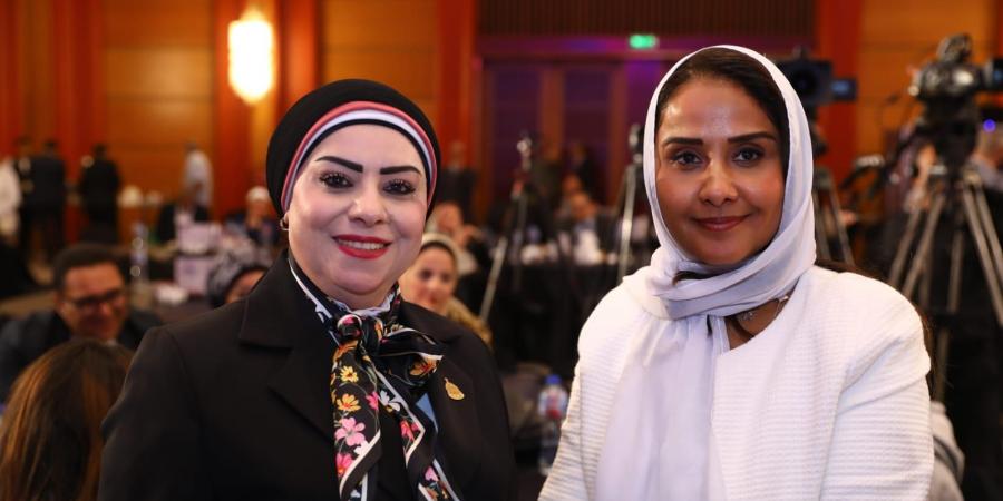 النائبة
      جيهان
      شاهين
      تهنئ
      الأميرة
      دانية
      بنت
      عبد
      الله
      بن
      سعود
      بحصولها
      على
      الدكتوراه
      من
      جامعة
      القاهرة