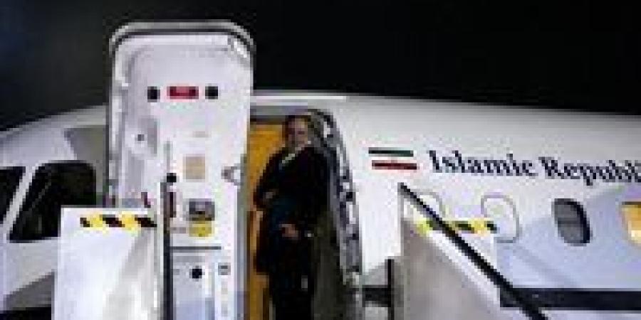 وساطة
      "الفرصة
      الأخيرة"..
      وفود
      أمريكية
      وإيرانية
      في
      باكستان
      لبحث
      اتفاق
      سلام
      دائم