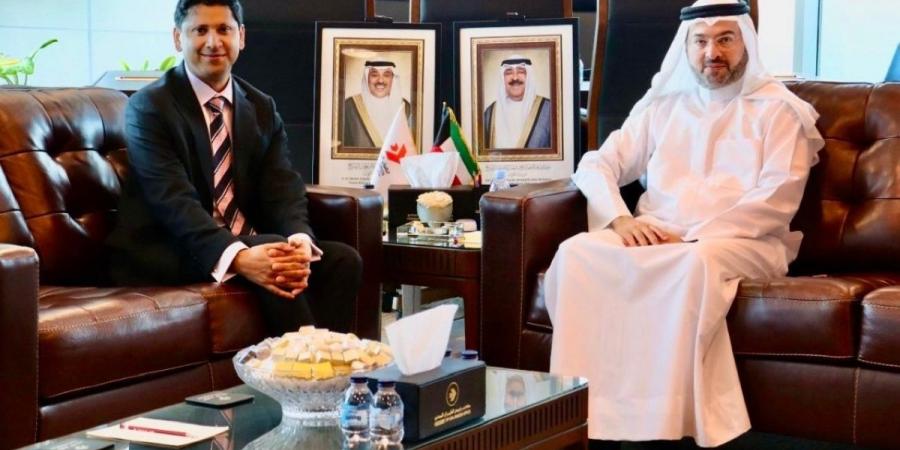 رئيس الطيران المدني يبحث مع السفير البريطاني تعزيز التعاون بين البلدين في مجال النقل الجوي