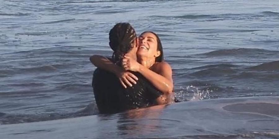 مشاهد
      رومانسية
      ولقطات
      مثيرة
      لـ
      كيم
      كارداشيان
      مع
      حبيبها
      السابق
      تضعها
      في
      صدارة
      التريند|
      ما
      القصة