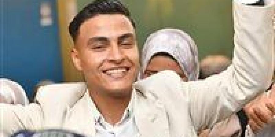 أسرة
      الشاب
      عثر
      على
      جثمانه
      بالزقازيق
      :
      خرج
      مساء
      الخميس
      الماضي
      لفرح
      صديقه
      ولم
      يعد