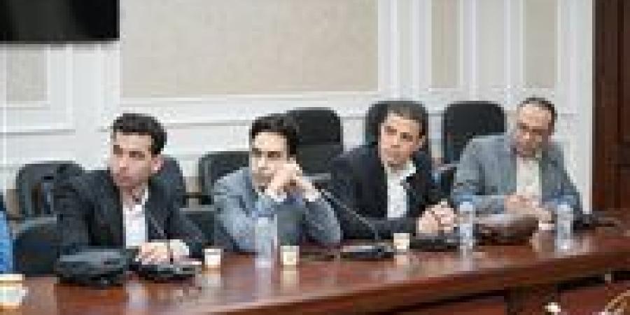 وزير
      العمل
      يلتقي
      محرري
      ملف
      العمل
      بالصحف
      ويستعرض
      جهود
      الوزارة
      في
      التدريب
      والتشغيل
      والحماية
      الاجتماعية