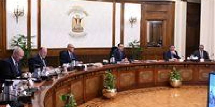 رئيس
      الوزراء
      يوجه
      بالإعلان
      عن
      مبادرة
      تحفيزية
      للمصانع
      والمنازل
      للتحول
      إلى
      الطاقة
      الشمسية