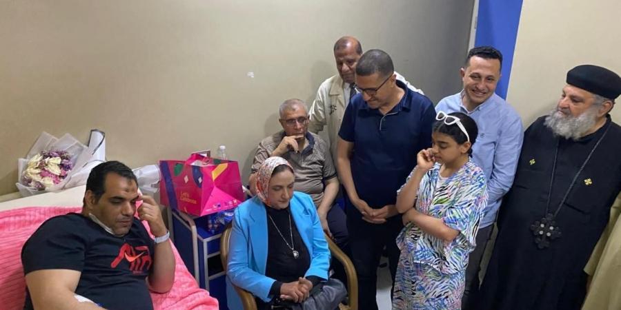 عبر
      اتصالاً
      هاتفياً
      ..
      محافظ
      الشرقية
      يطمئن
      على
      الحالة
      الصحية
      لمدير
      مركز
      شباب
      أبو
      حماد
      عقب
      تعرضه
      لواقعة
      تعدي