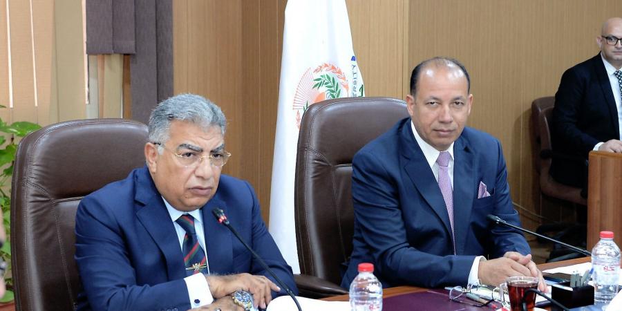 مجلس
      جامعة
      المنصورة
      يناقش
      تطوير
      التخصصات
      وربطها
      بسوق
      العمل
      بحضور
      محافظ
      الدقهلية