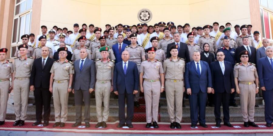 الأكاديمية
      العسكرية
      تنظم
      مراسم
      الاحتفال
      بتخرج
      دورات
      تدريبية
      للمرشحين
      للعمل
      بوزارة
      النقل