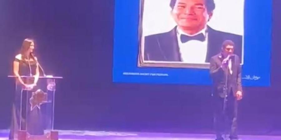 موهوب
      وتعب
      في
      طريقه..
      باسم
      سمرة
      يشيد
      ب
      عصام
      عمر
      في
      افتتاح
      مهرجان
      الإسكندرية
      للفيلم
      القصير