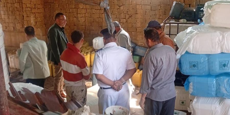 ضبط 15 طن أسمدة زراعية سائلة مجهولة المصدر بكيان مخالف لتعبئة المخصبات الزراعية بالمنوفية