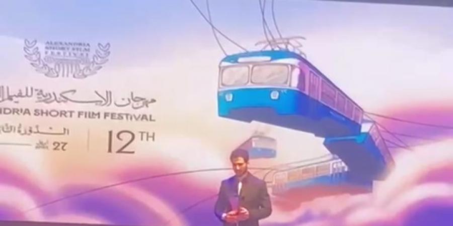 عصام
      عمر
      بعد
      تكريمه
      في
      مهرجان
      الإسكندرية
      للفيلم
      القصير:
      في
      ناس
      أهم
      مني