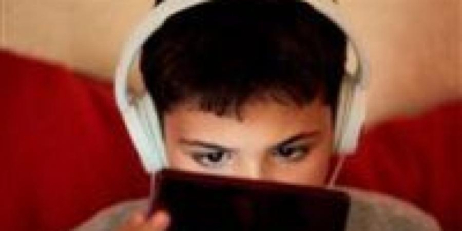 خبراء
      يحذرون:
      4
      ساعات
      خلف
      الشاشات
      تدمر
      عقل
      طفلك
      كيف
      نحميهم؟