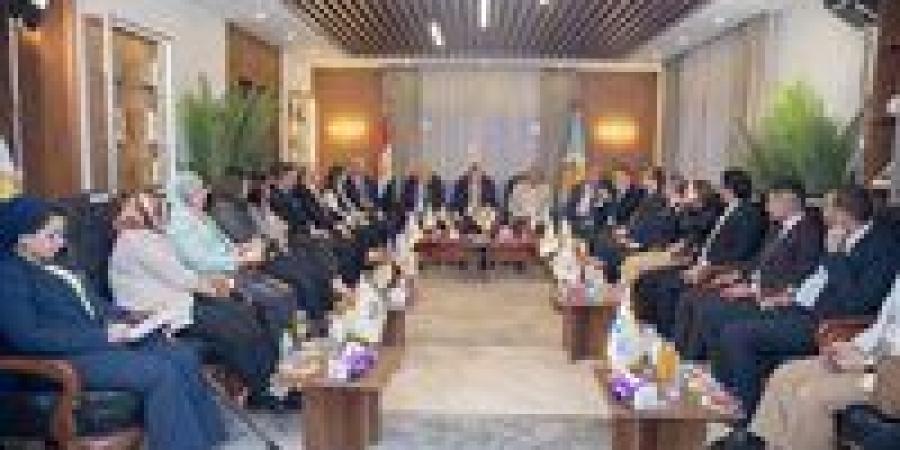 بحضور
      السفير
      خالد
      البقلي
      وممثلي
      الأحزاب
      السياسية..
      حزب
      الشعب
      الجمهوري
      ينظم
      صالونا
      سياسيا
      لمناقشة
      مستهدفات
      الاستراتيجية
      الوطنية
      الجديدة
      لحقوق
      الإنسان