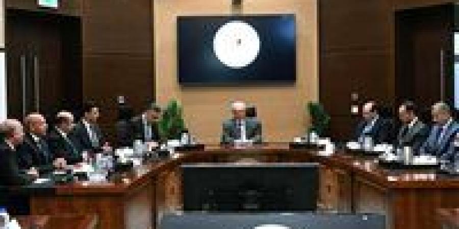 نائب
      رئيس
      الوزراء
      للشئون
      الاقتصادية
      يعقد
      اجتماعا
      لمتابعة
      جهود
      توفير
      السلع
      ومستلزمات
      الإنتاج