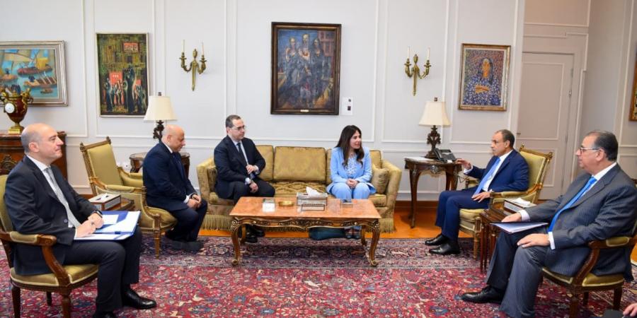 «رعاية
      المصريين
      بالخارج»..
      تفاصيل
      لقاء
      وزير
      الخارجية
      مع
      وزيرة
      الإسكان