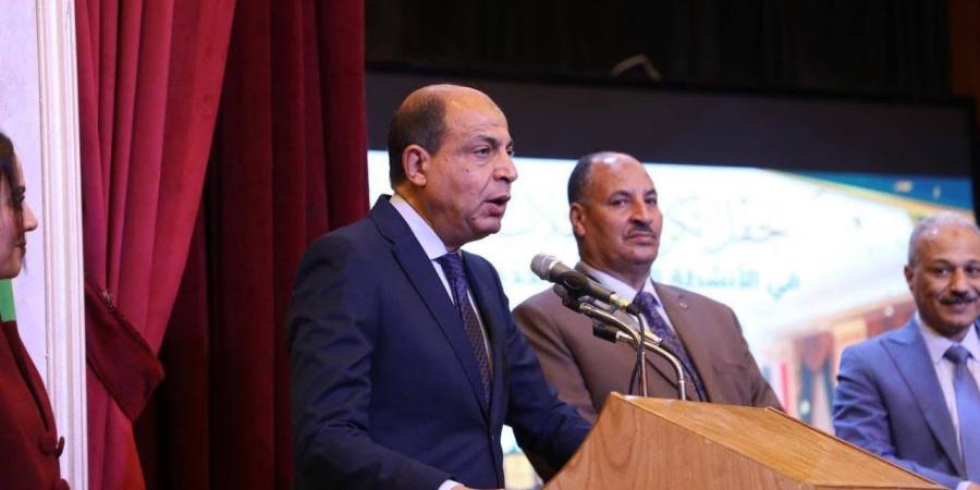 محافظ
      المنيا
      يكرم
      أوائل
      الجمهورية
      من
      الطلاب
      والمعلمين
      لحصولهم
      على
      مراكز
      متقدمة
      في
      الأنشطة
      التعليمية