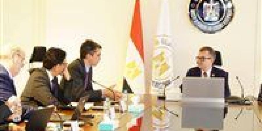 وزير
      التخطيط
      يبحث
      مع
      البنك
      الدولي
      جهود
      إعداد
      استراتيجية
      الاستثمار
      الأجنبي
      المباشر