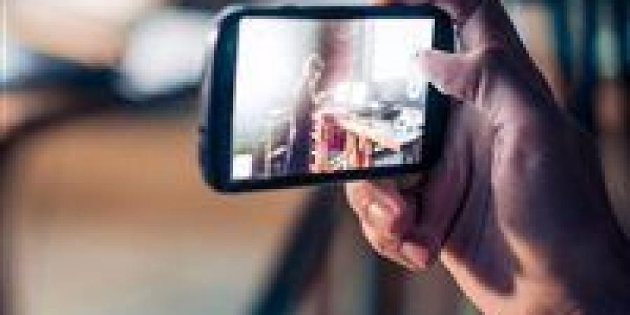 أمين
      الفتوى:
      تصوير
      الناس
      دون
      إذنهم
      ونشره
      على
      السوشيال
      ميديا
      «حرام
      شرعًا»