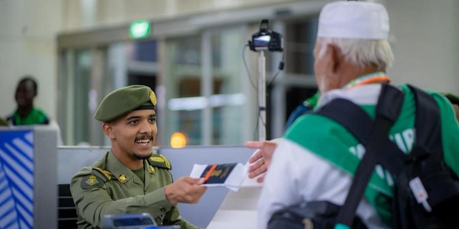 جوازات مطار الأمير محمد بن عبدالعزيز تستقبل أولى رحلات حجاج مالي لموسم حج 1447هـ