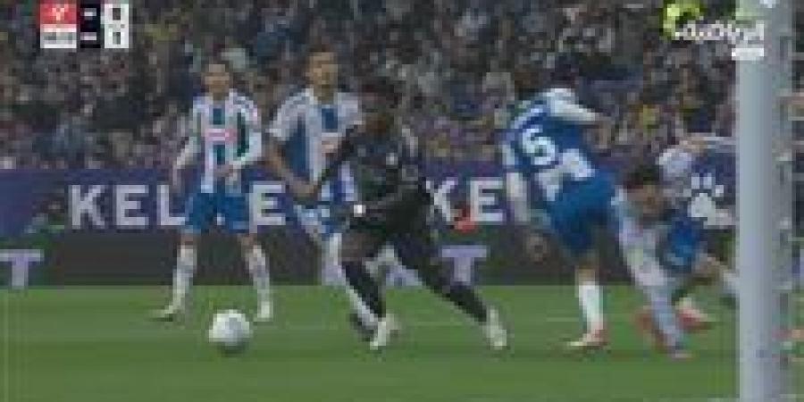 إسبانيول
      ضد
      الريال..
      فينيسيوس
      جوينور
      يسجل
      الهدف
      الأول
      لـ
      ريال
      مدريد
      في
      مرمى
      إسبانيول
      بالدوري
      الإسباني