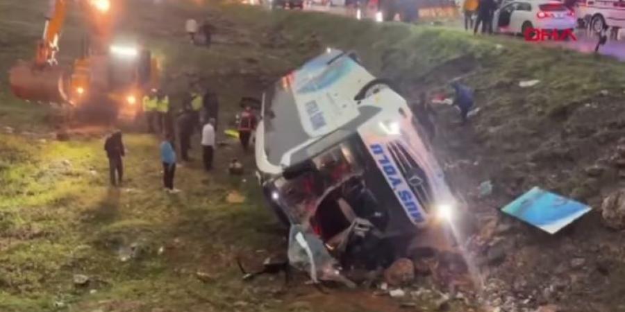 مات
      في
      حادث
      أتوبيس..
      حكاية
      عبد
      الرحمن
      من
      شوارع
      الجيزة
      إلى
      وادٍ
      في
      تركيا