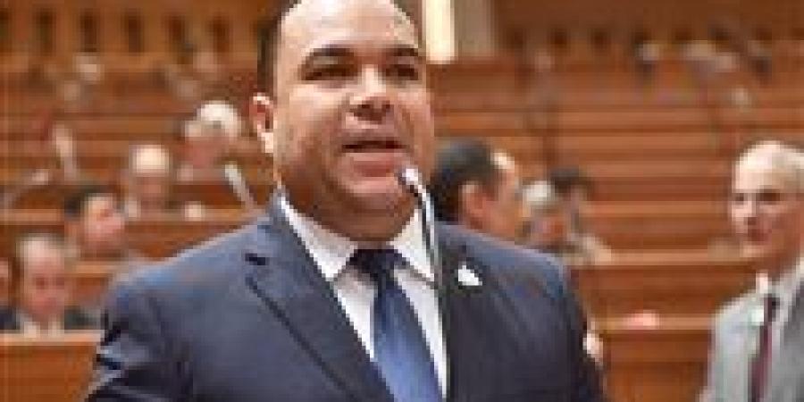 تحذيرات
      برلمانية
      رغم
      الموافقة..
      النائب
      أحمد
      عصام
      ينتقد
      تصاعد
      الدين
      العام
      وضعف
      الاستثمار
      في
      الحساب
      الختامي