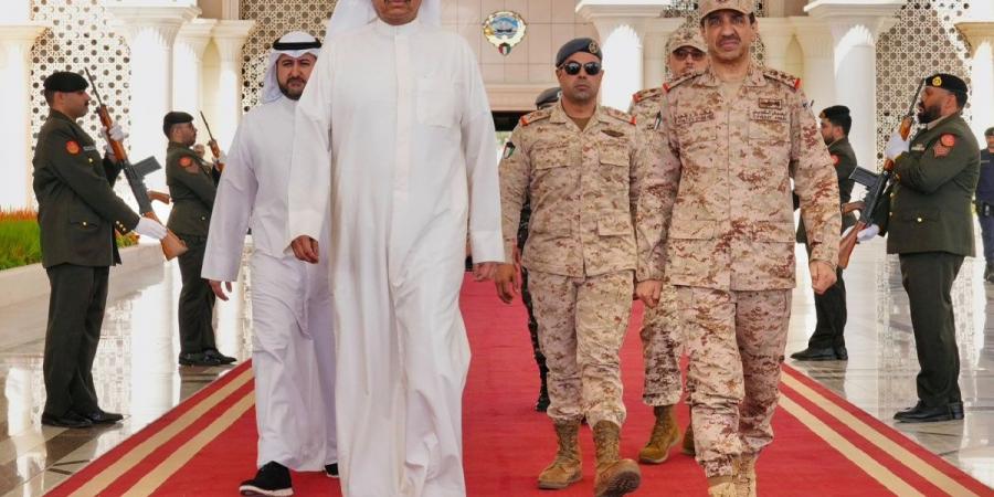 وزير الدفاع يغادر البلاد متوجهاً إلى تركيا