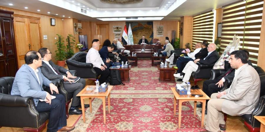 محافظ الفيوم يبحث مع وفد شركة "دراكسلماير" الألمانية إنشاء مصنع لضفائر السيارات