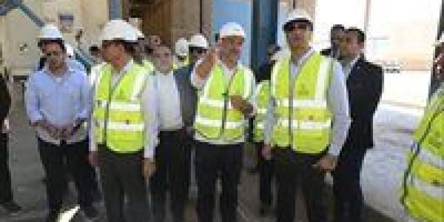 وزير
      الصناعة
      يتفقد
      مجمعًا
      لصناعة
      الأسمنت
      ومصنعين
      متخصصين
      في
      الملابس
      الجاهزة