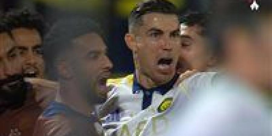 الشباب
      ضد
      النصر..
      كريستيانو
      رونالدو
      يسجل
      الهدف
      الثالث
      لـ
      النصر
      في
      مرمى
      الشباب
      بدوري
      روشن
      السعودي
