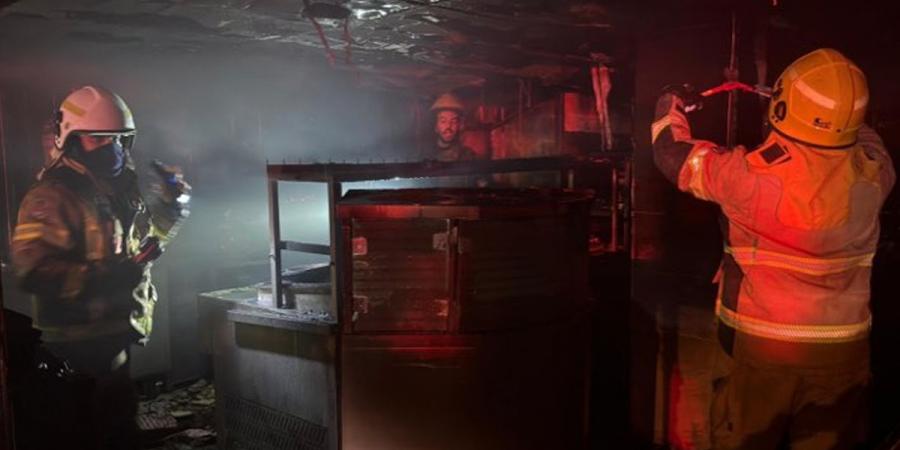 فرق الإطفاء تُسيطر على حريق مطعم بمنطقة الخالدية