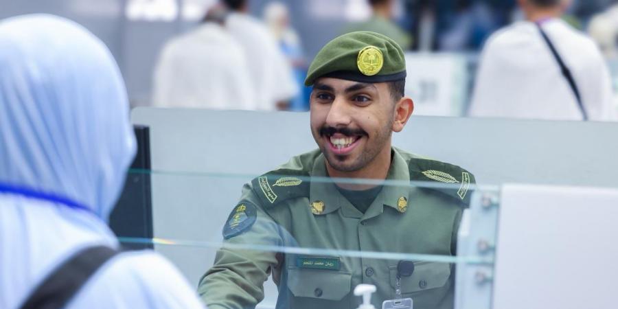 جوازات مطار الملك عبدالعزيز تستقبل أولى رحلات حجاج طاجيكستان لموسم حج 1447هـ