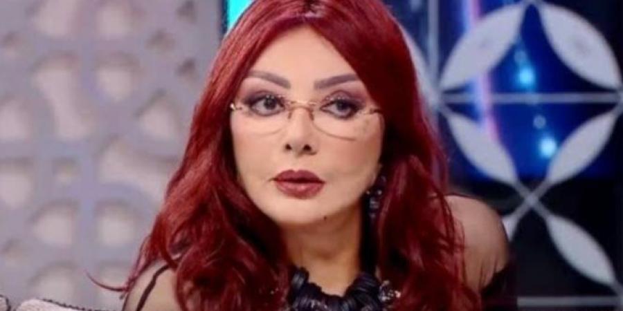 نبيلة
      عبيد:
      طلبت
      أشوف
      هاني
      شاكر
      زوجته
      قالتلي
      "هتشوفي
      إيه؟"..
      قلبي
      وجعني