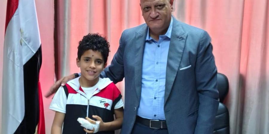 وكيل
      تعليم
      بورسعيد
      يستقبل
      الطالب
      يوسف
      ويطمئن
      على
      حالته
      الصحية
      بعد
      واقعة
      مدرسة
      بورسعيد
      الابتدائية