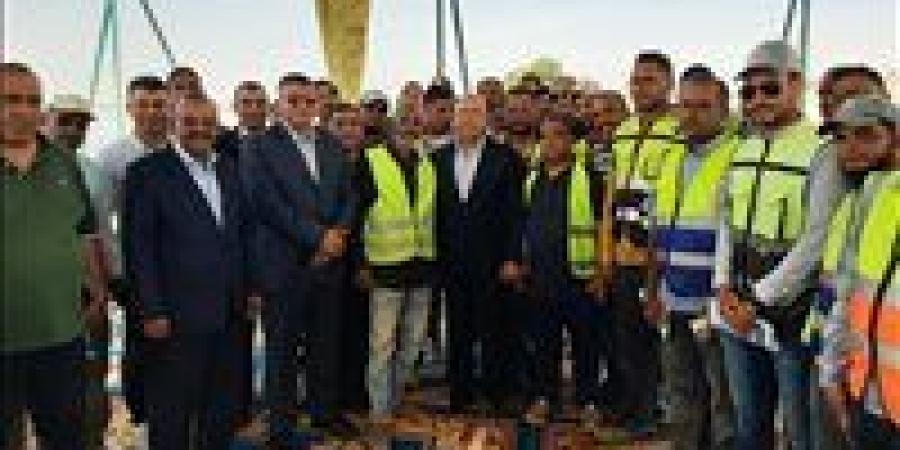 وزير
      النقل
      يتابع
      التشغيل
      التجريبي
      لميناء
      دندرة
      النهري