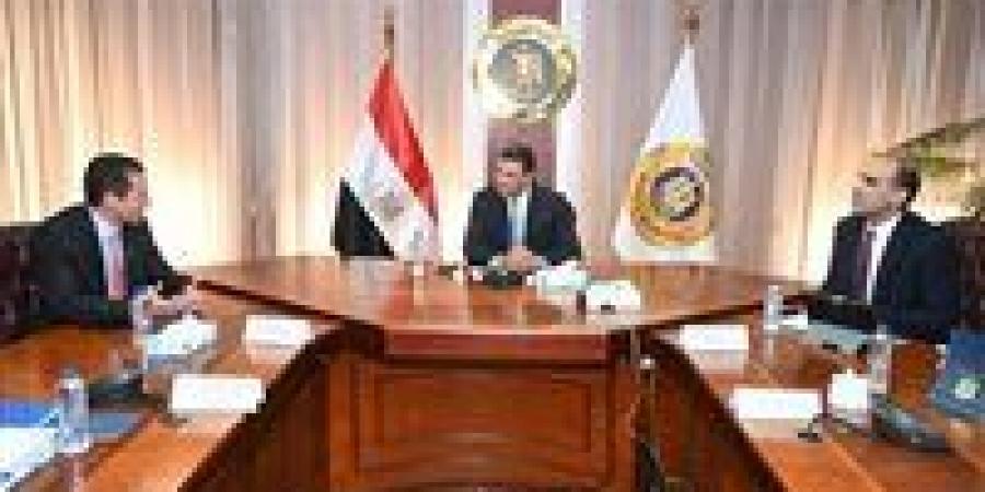 وزير
      الصناعة
      يبحث
      مع
      وفد
      شركة
      سيمكس
      العالمية
      رؤية
      الشركة
      للتوافق
      مع
      خطط
      الدولة
      للتنمية
      الصناعية