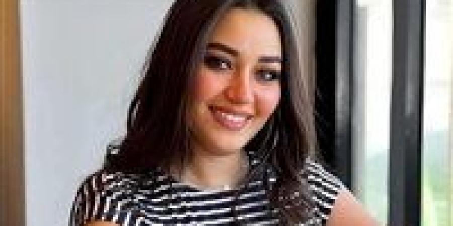 خلال
      أيام..
      رحمة
      محسن
      تغني
      الأغنية
      الدعائية
      لـ
      فيلم
      إذما