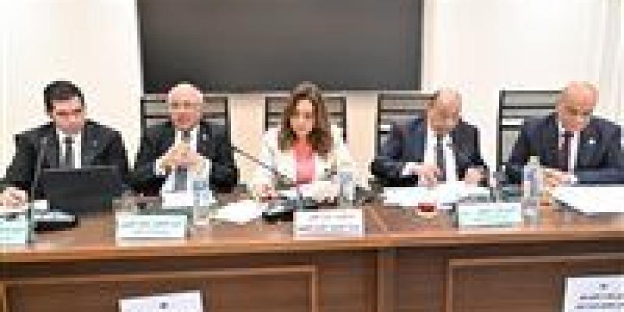 وزيرة
      التنمية
      المحلية
      للنواب:
      «عدلوا
      زي
      ما
      أنتم
      عايزين»
      في
      قانون
      التصالح..
      واحنا
      معاكم
      لحل
      مشاكل
      المواطنين