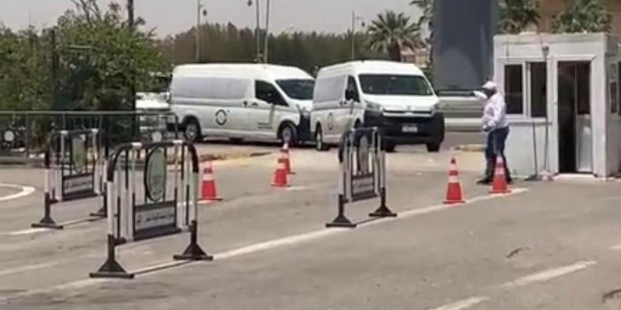 وصول
      جثمان
      عبد
      الرحمن
      أبو
      زهرة
      إلى
      مسجد
      الشرطة
      لأداء
      صلاة
      الجنازة..
      صورة
