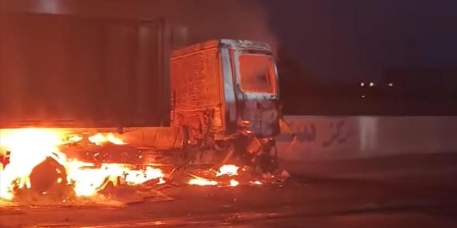 مصرع
      3
      أشخاص
      وإصابة
      آخر
      في
      تصادم
      مروع
      على
      طريق
      جمصة